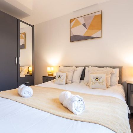 Parking - Spacious - Smart Tv - Self Checkin - Garden - King ดาร์บี ภายนอก รูปภาพ