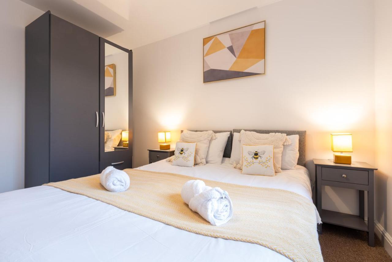 Parking - Spacious - Smart Tv - Self Checkin - Garden - King ดาร์บี ภายนอก รูปภาพ